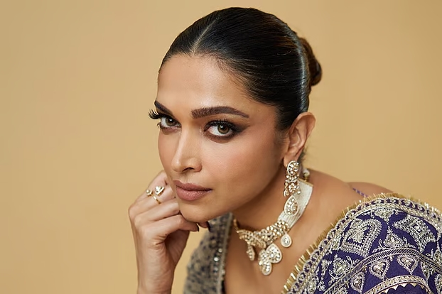 দীপিকার ‘আকাশচুম্বী’ চাহিদায় বিরক্ত পরিচালক, বাদ দিলেন সিনেমা থেকেই