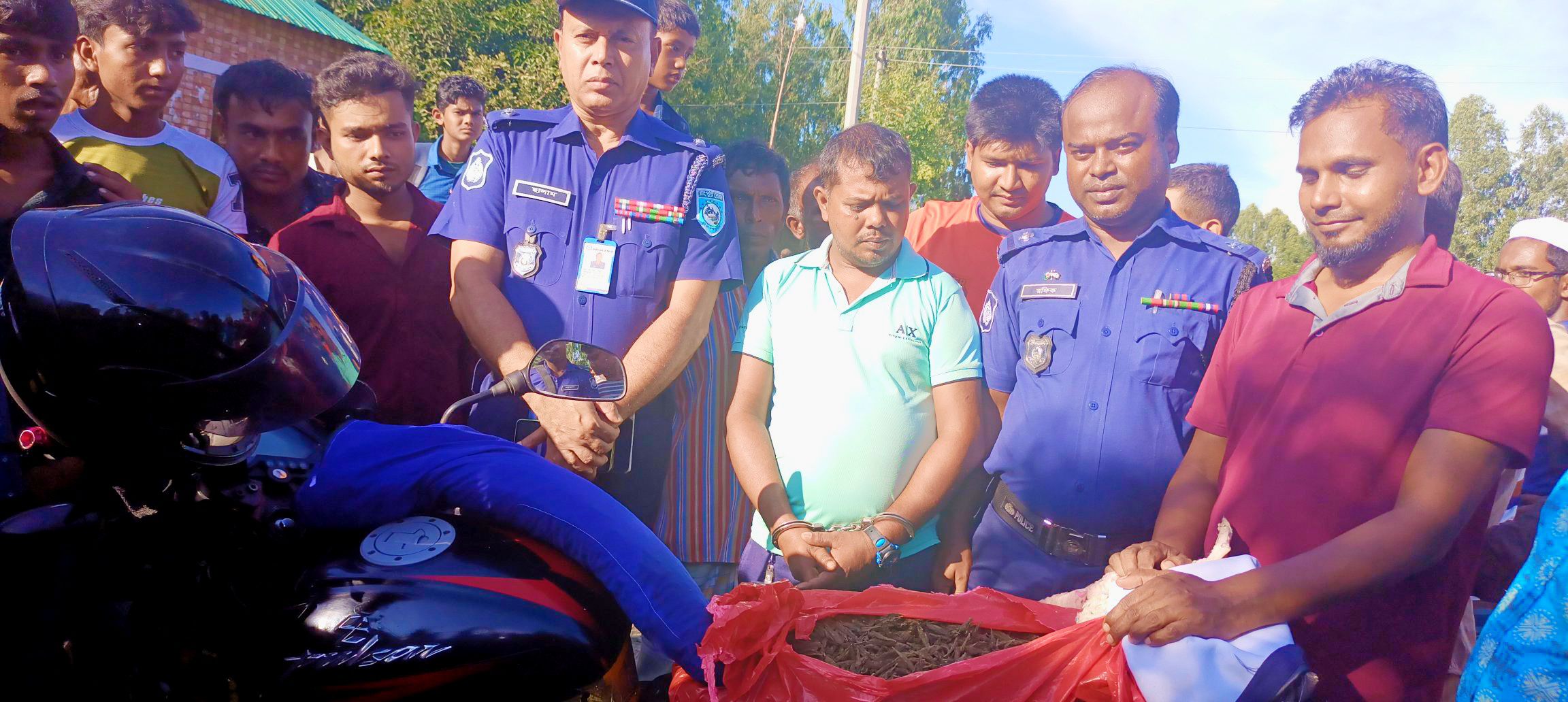 ফুলবাড়ীতে পুলিশ চেকপোস্টে মাদক কারবারি আটক