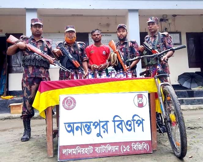 ফুলবাড়ীতে ৩৩ বোতল মাদক সহ আটক এক