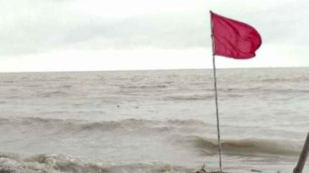 চার সমুদ্র বন্দরে ৩ নম্বর সতর্ক সংকেত