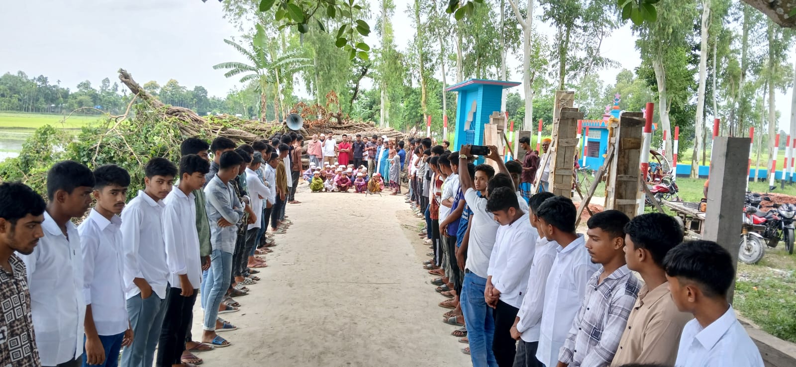 ভূরুঙ্গামারীতে সড়কে এক মাস গাছ পরে থাকলেও গাছ না সরানোতে মানব বন্ধন