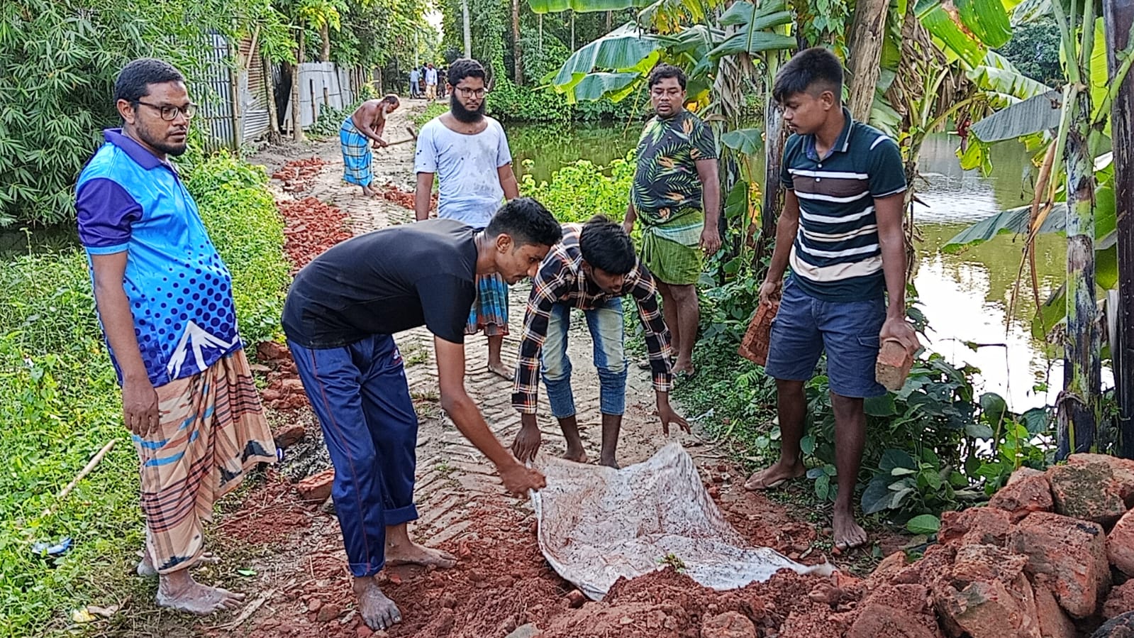 রাজারহাটে নিজস্ব অর্থায়নে রাস্তা সংস্কার করলো জামায়াত