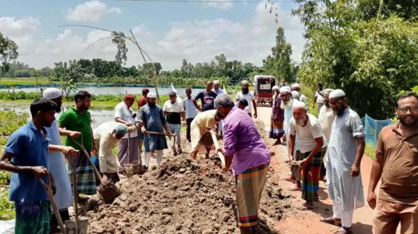 রাজারহাটে নিজ উদ্যোগে রাস্তা মেরামত করে দিলেন উপজেলা জামায়াতের আমির