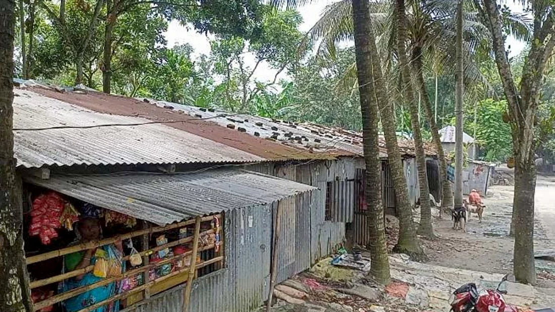 অযোগ্য হয়ে পড়েছে রৌমারীর টাপুরচর আশ্রয়ণ প্রকল্প