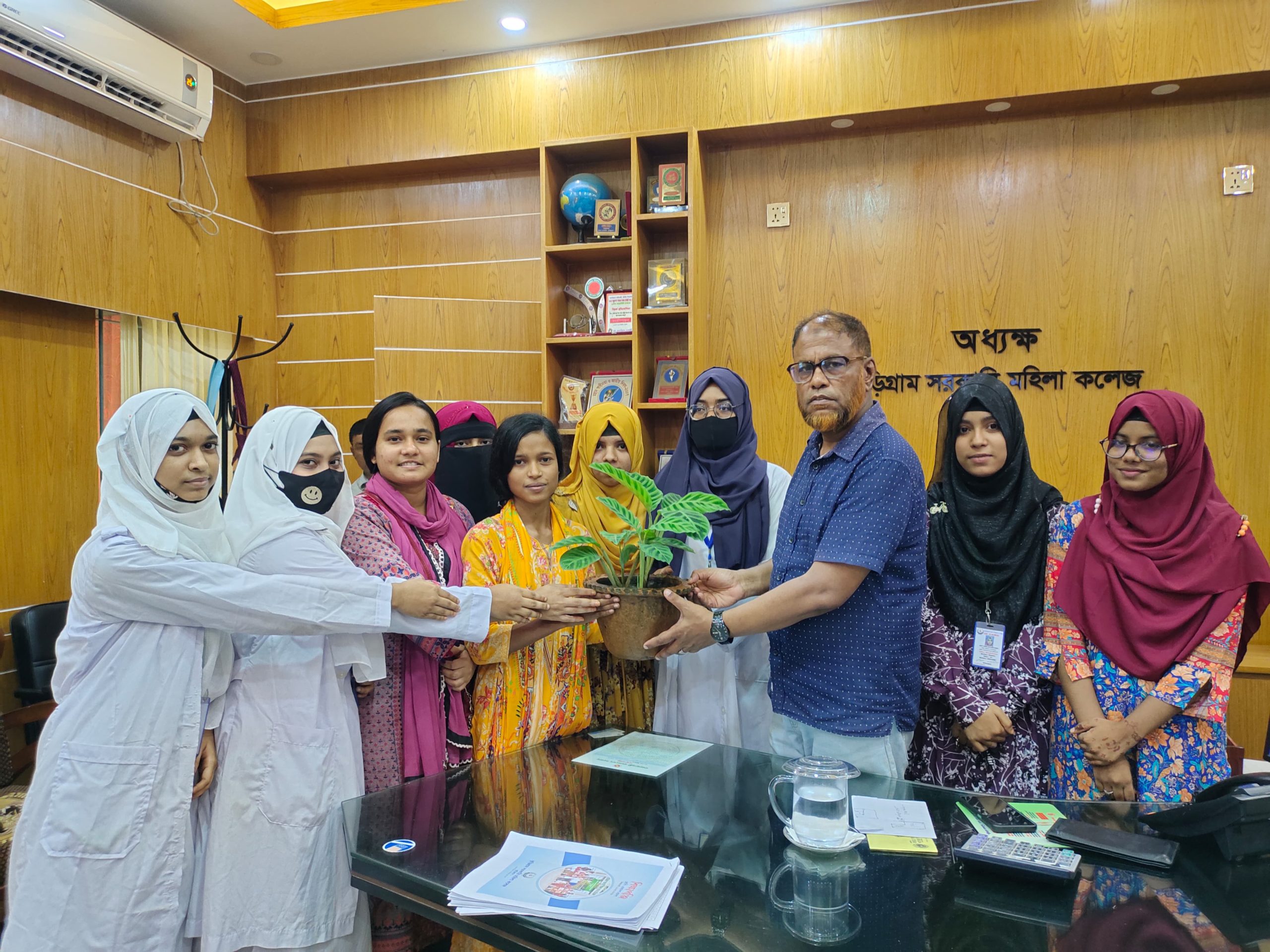 অধ্যক্ষকে সবুজাভ শুভেচ্ছা জানিয়ে কুড়িগ্রাম সরকারি মহিলা কলেজে গ্রীন ভয়েস-এর যাত্রা শুরু