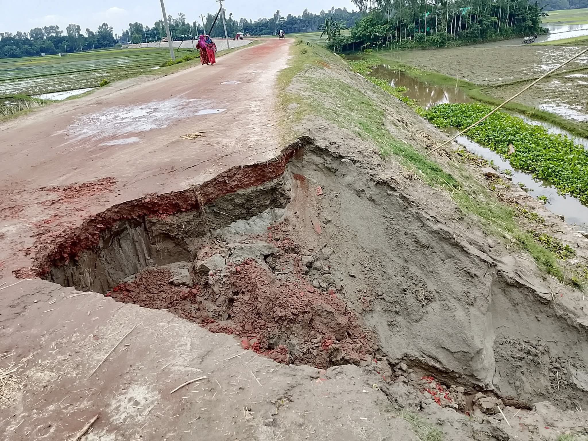 মাওলানা ভাসানী সেতুর সংযোগ সড়কের চিত্র, হালকা একটু বৃষ্টি হলেই বেহাল অবস্থা।