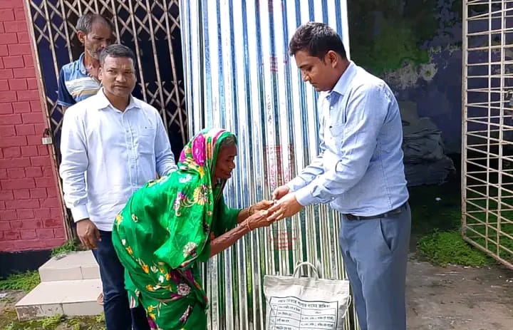 উলিপুরে ইউএনও’র মানবিক সহায়তা, নদী ভাঙনে ক্ষতিগ্রস্ত বৃদ্ধার আকুতিতে সাড়া