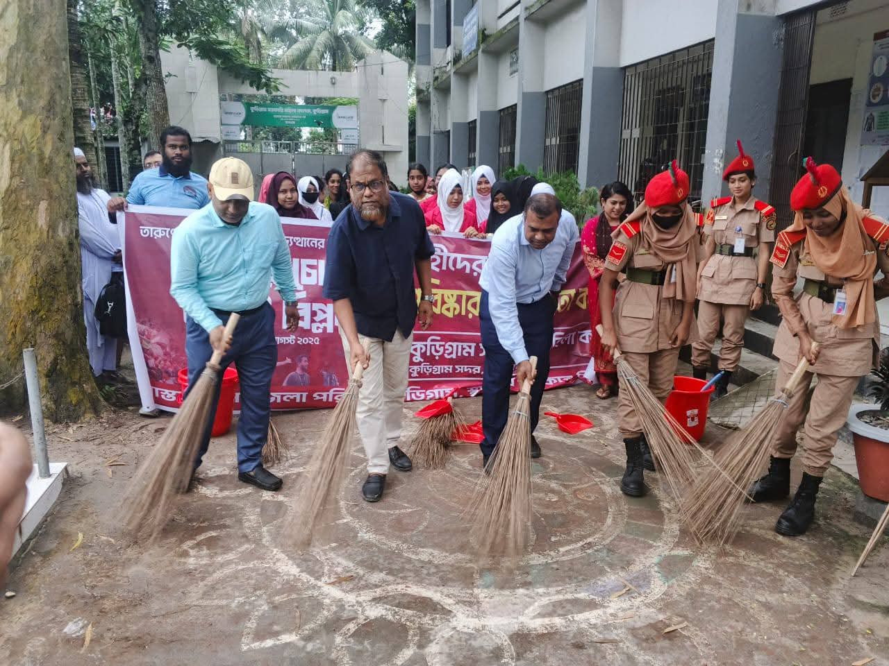 শহীদদের স্মরণে কুড়িগ্রাম সরকারি মহিলা কলেজ প্রাঙ্গণে পরিষ্কার-পরিচ্ছন্নতা ও বৃক্ষরোপণ কর্মসূচি পালিত