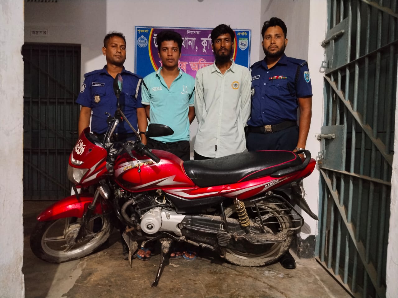 উলিপুরে চোরাই মোটরসাইকেলসহ তিন আসামি গ্রেফতার