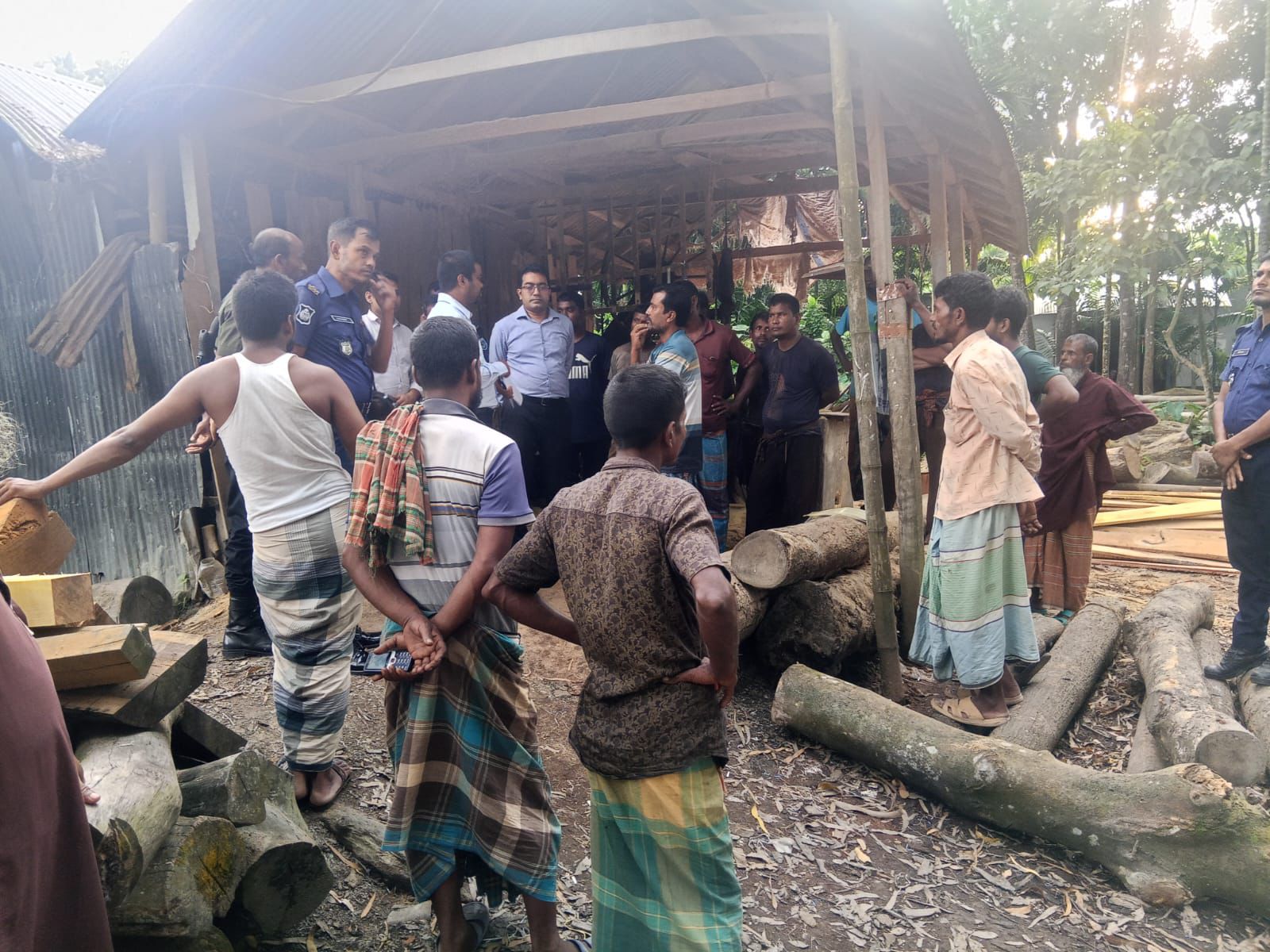 ভূরুঙ্গামারীতে অবৈধ করাত কলে জরিমানা ও কার্যক্রম বন্ধ ঘোষণা