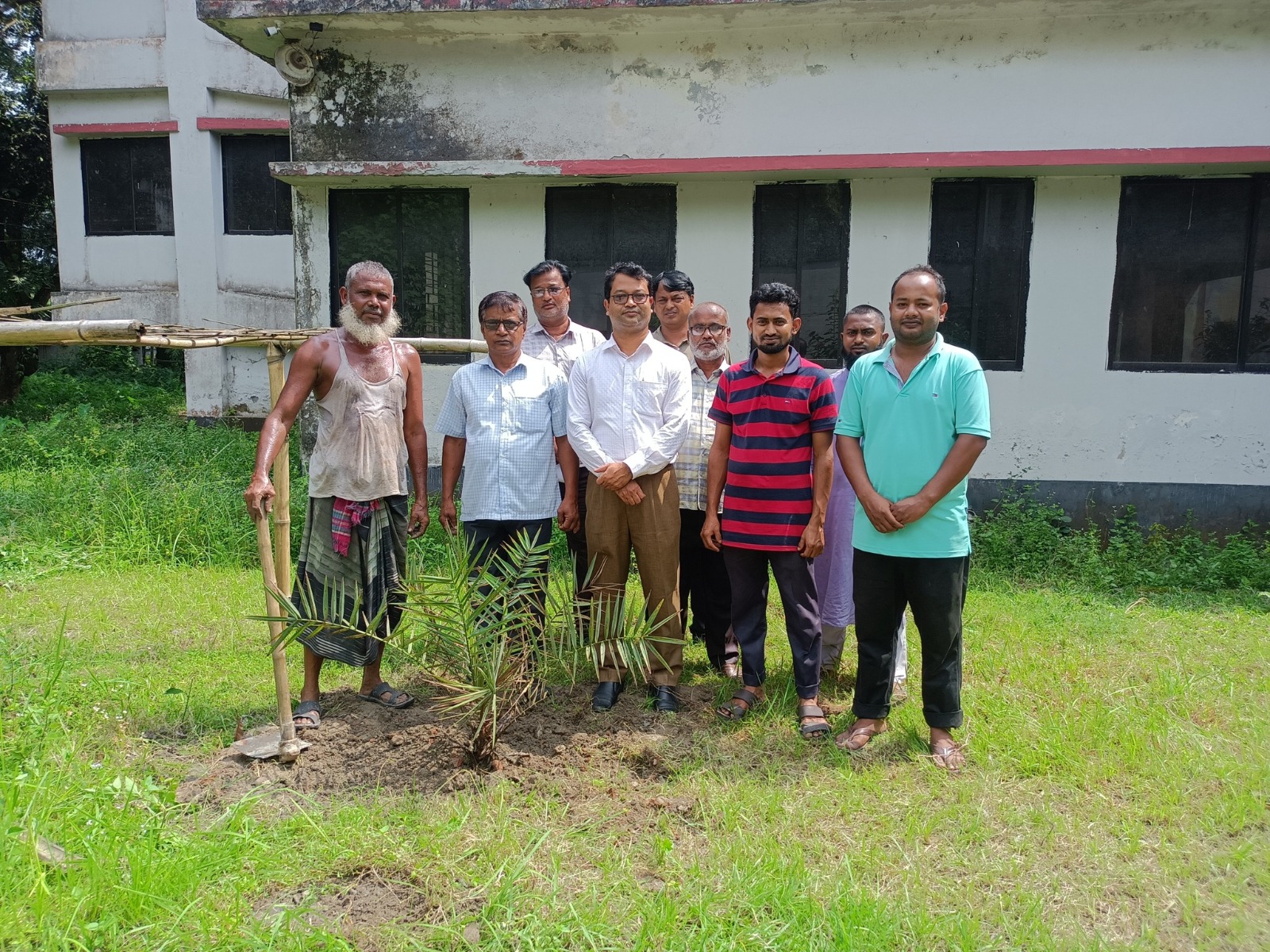 ভূরুঙ্গামারী উপজেলা স্বাস্থ্য কমপ্লেক্সে “আজওয়া” জাতের খেজুর চারা রোপণ
