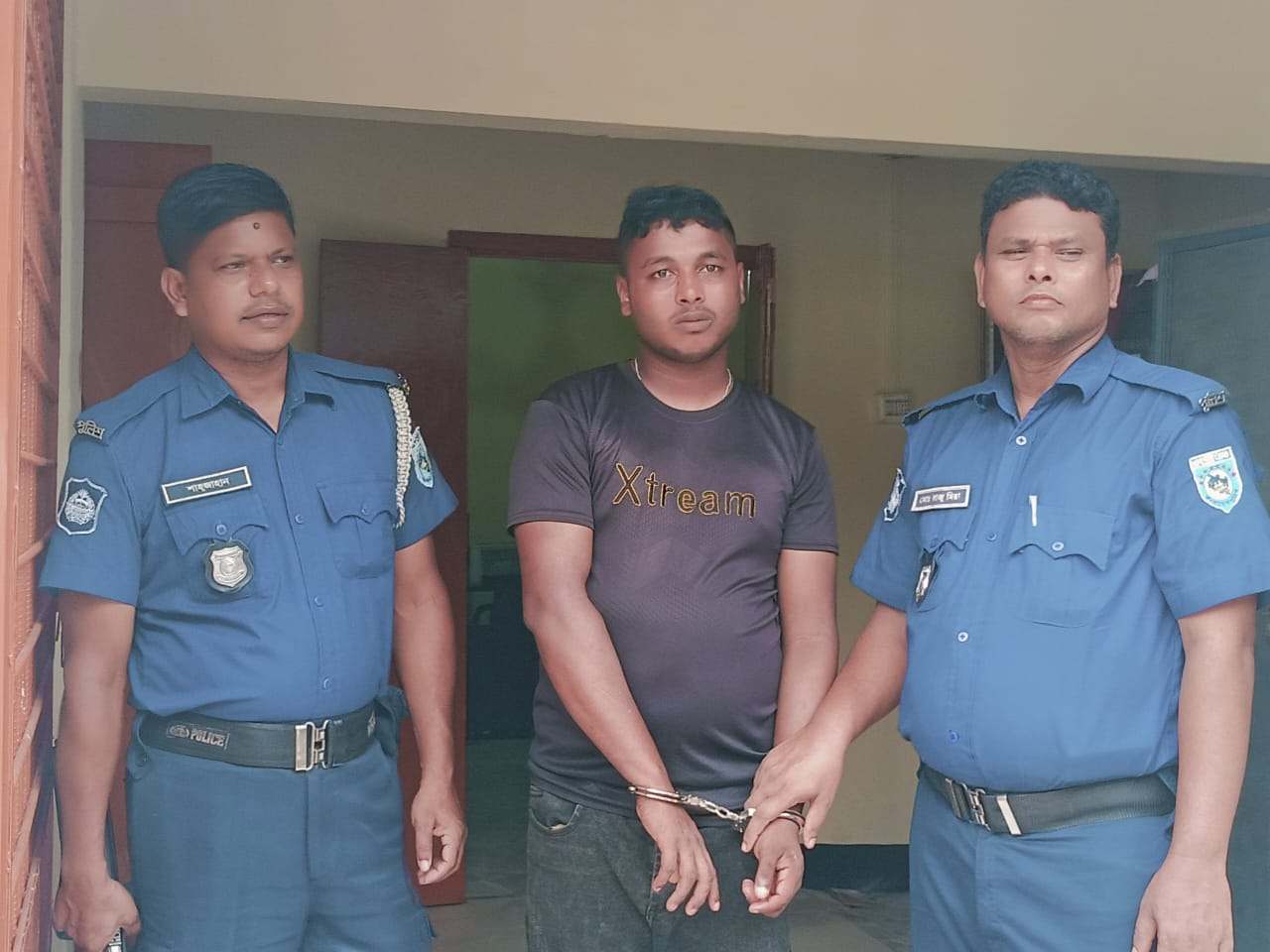 উলিপুরে সমাজসেবা কর্মকর্তা পরিচয়ে প্রতারণা, জনতার হাতে আটক যুবক