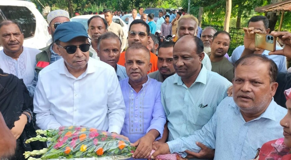 মহিয়সী নারী মাহেরীন চৌধুরীর সমাধিতে শ্রদ্ধা জানালেন বিএনপি নেতা তুহিন চৌধুরী