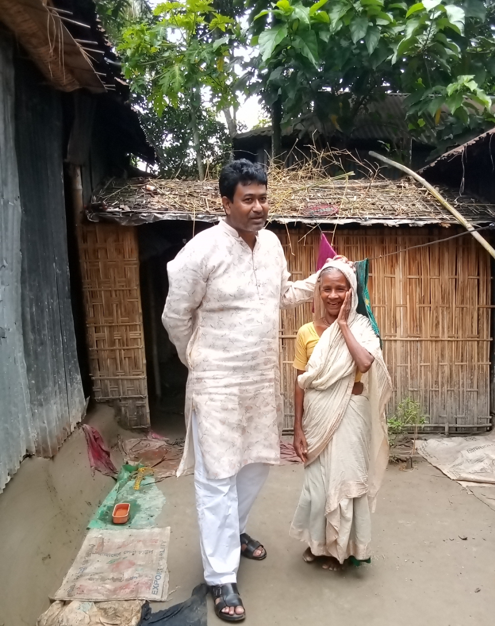 উলিপুরের ফুলবাবু দাসের পরিবারের পাশে দাড়ালেন সাফা গ্রুপের চেয়ারম্যান ও বায়ান্নর আলোর প্রকাশক আব্দুস সোবহান