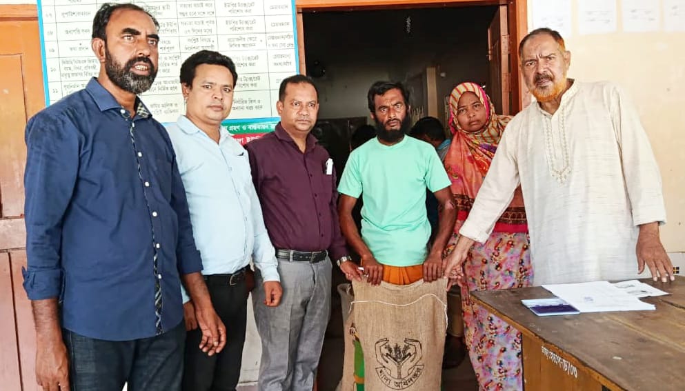 রাজারহাটে নদীভাঙন কবলিত পরিবারে চাল বিতরণ