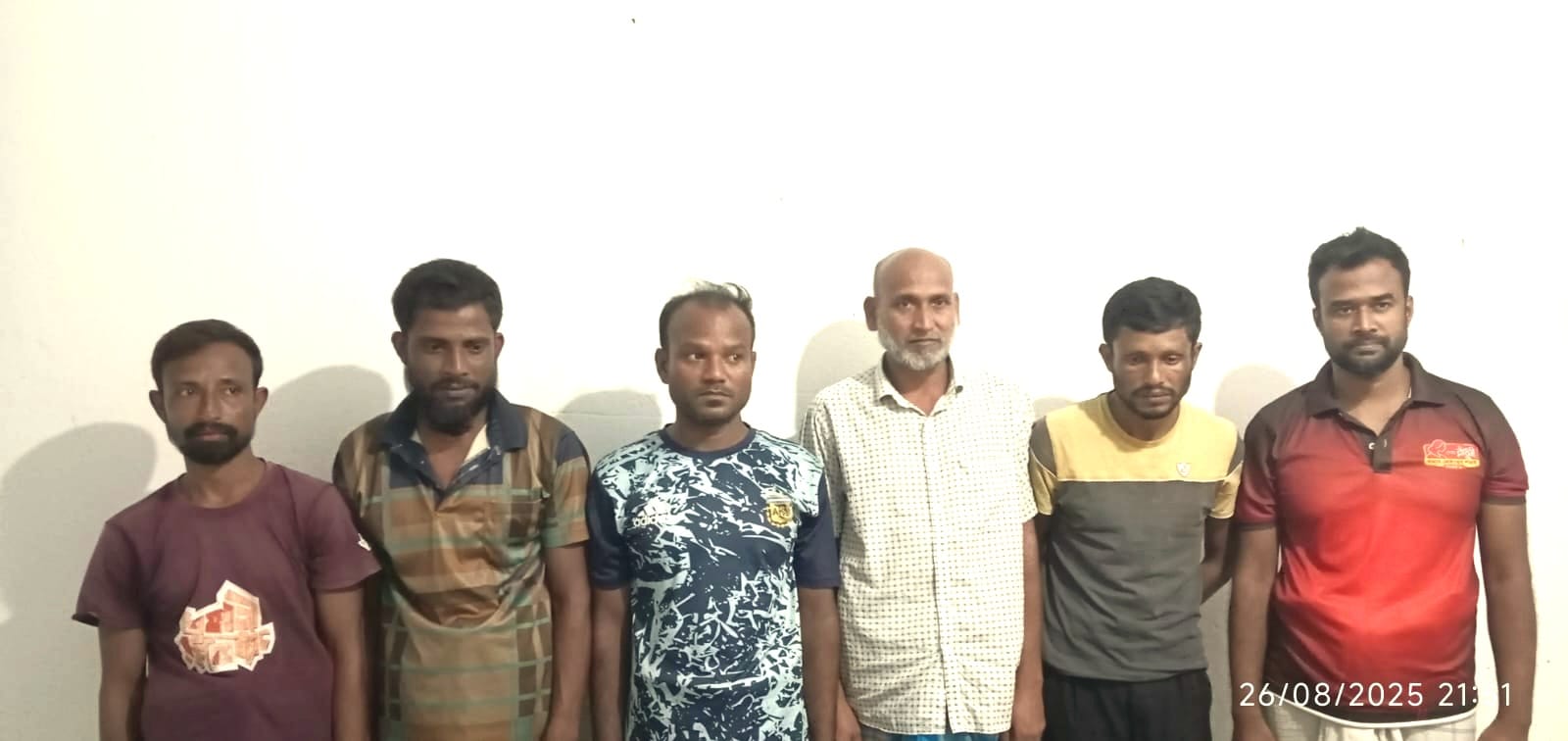 রাজারহাটে স্কুল মাঠে জুয়ার আসর, ৬ জুয়াড়ি আটক