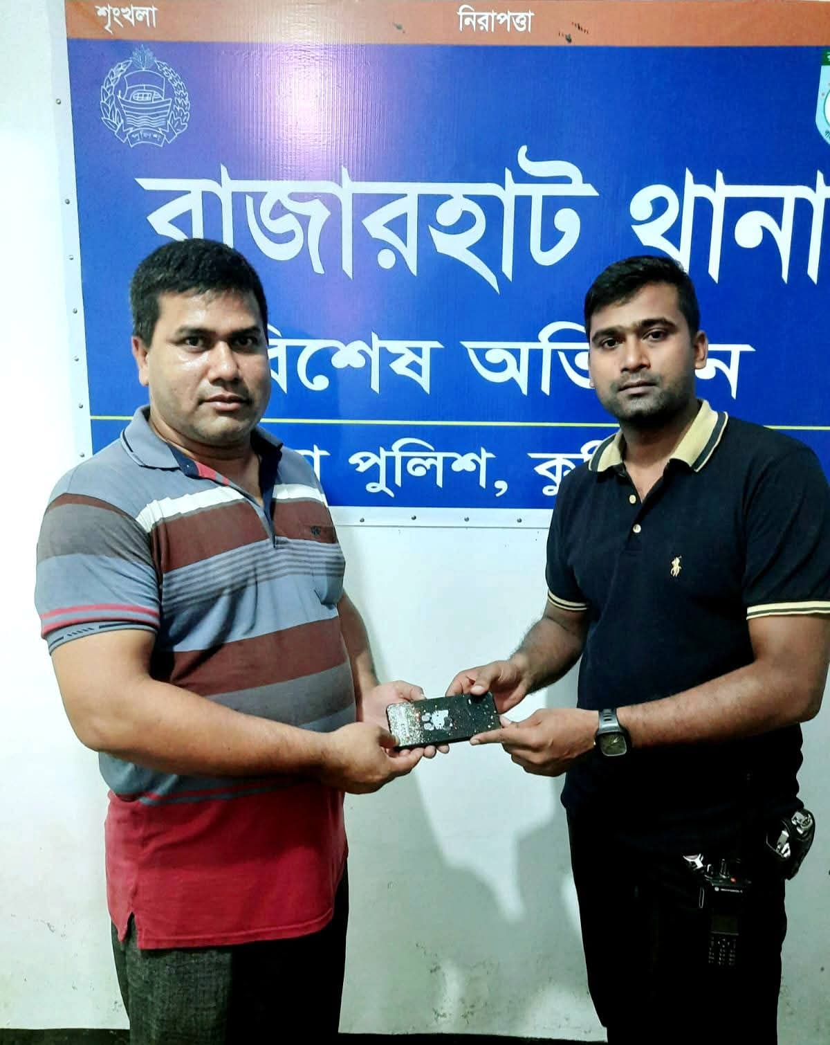 রাজারহাটে হারানো মোবাইল ফোন উদ্ধার করে মালিকদের নিকট হস্তান্তর
