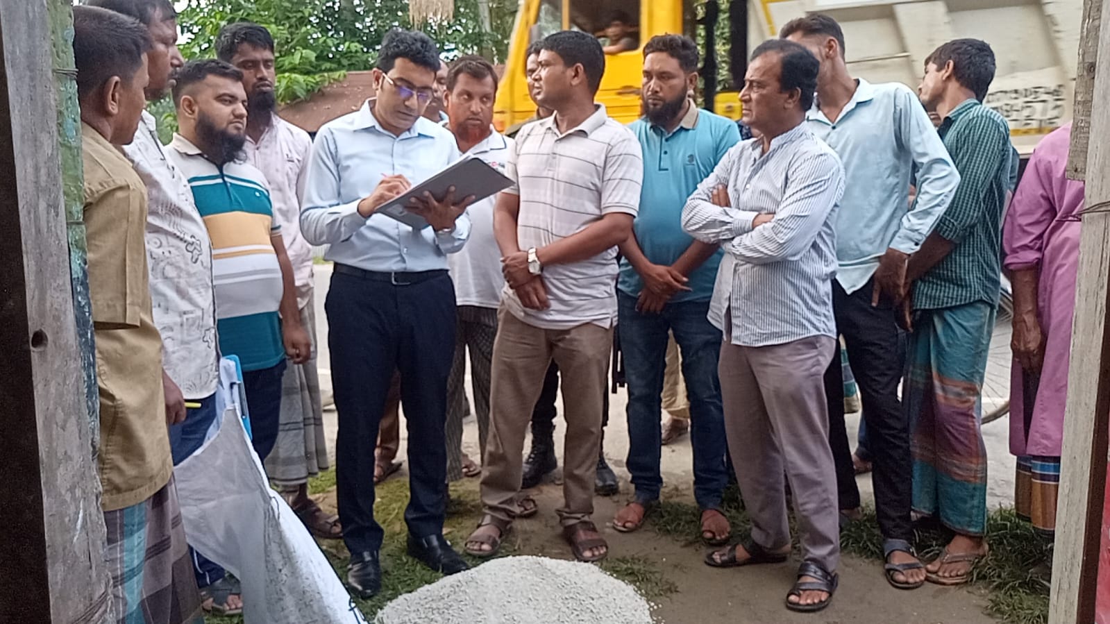 ভূরুঙ্গামারীতে ভেজাল সার বিক্রি ও অবৈধ মজুদ: মোবাইল কোর্টে দুই লাখ টাকা জরিমানা ও সিলগালা