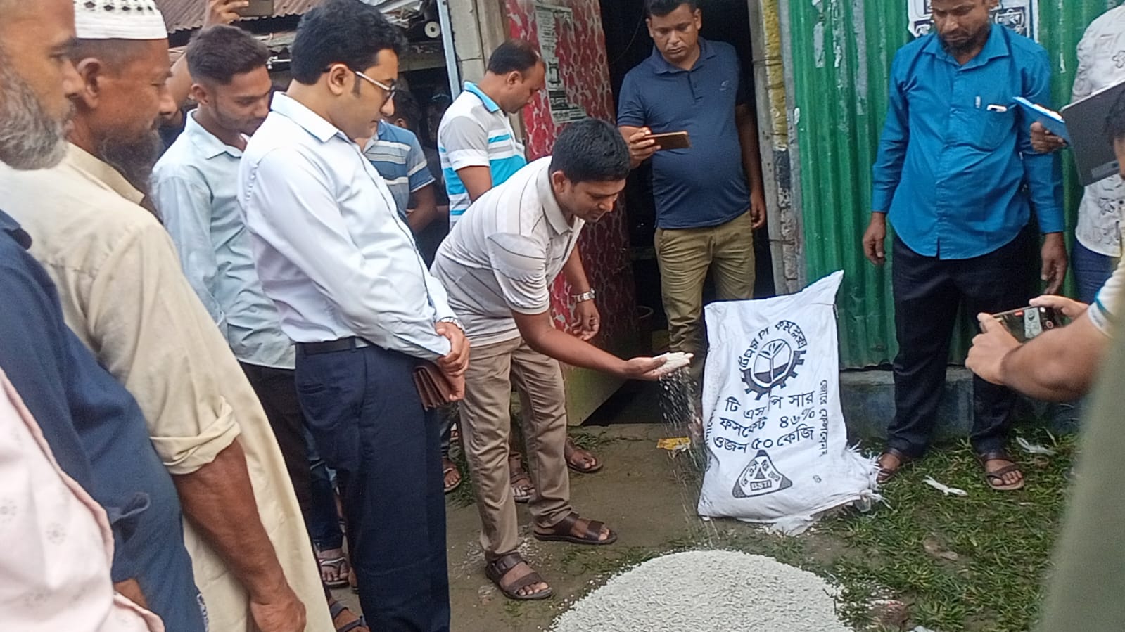 ভূরুঙ্গামারীতে ভেজাল সার বিক্রি ও অবৈধ মজুদ: মোবাইল কোর্টে দুই লাখ টাকা জরিমানা ও সিলগালা