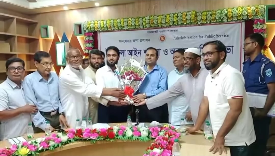 রাজারহাটে আইনশৃঙ্খলা সভা ও সহকারী কমিশনার (ভূমি) বদলি উপলক্ষে অনুষ্ঠান