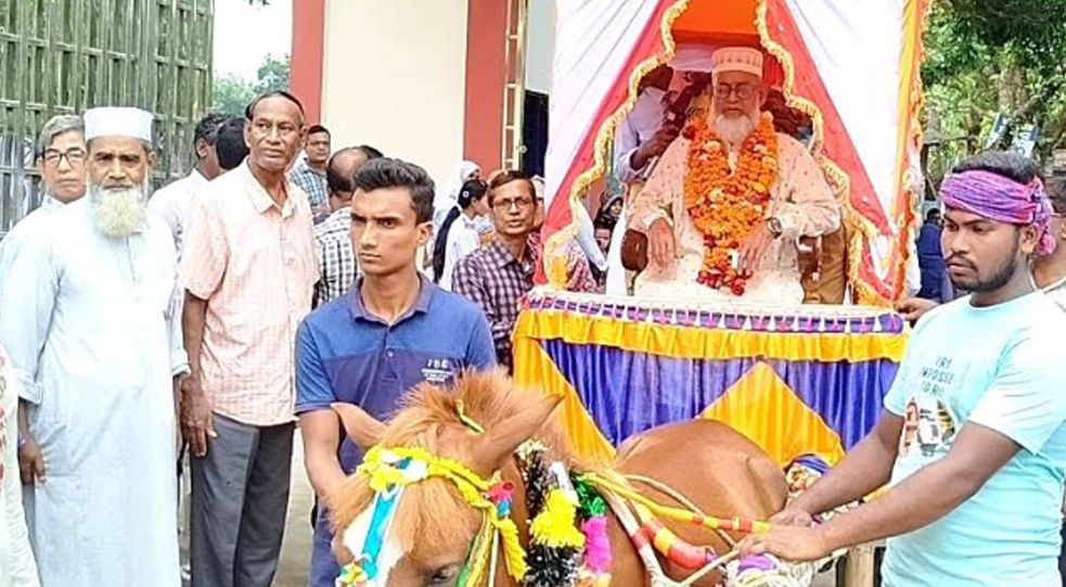 ঘোড়ার গাড়িতে রাজকীয় বিদায় সংবর্ধনা পেলেন শিক্ষক আব্দুল জলিল