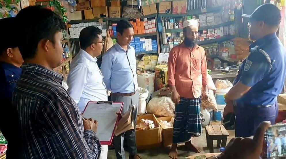 নাগেশ্বরীতে সারের দাম বেশি রাখায় সাব ডিলারের জরিমানা