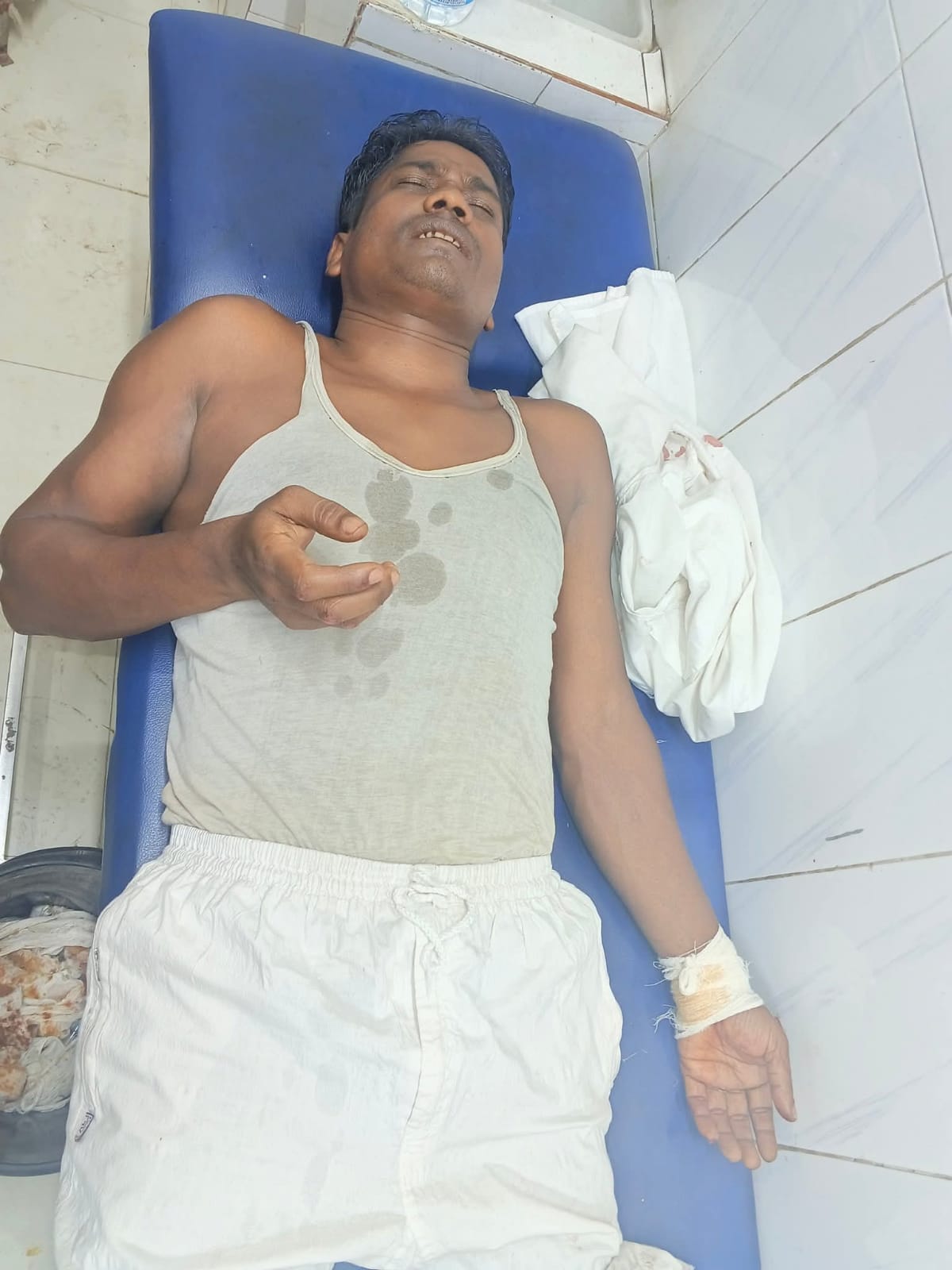 রাজারহাটে সড়ক দুর্ঘটনায় কৃষক দলের দুই নেতা আহত