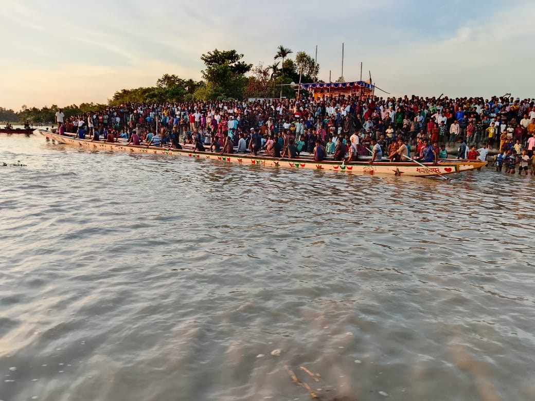 উলিপুরে গ্রাম বাংলার ঐতিহ্যবাহী নৌকা বাইচ প্রতিযোগিতা অনুষ্ঠিত