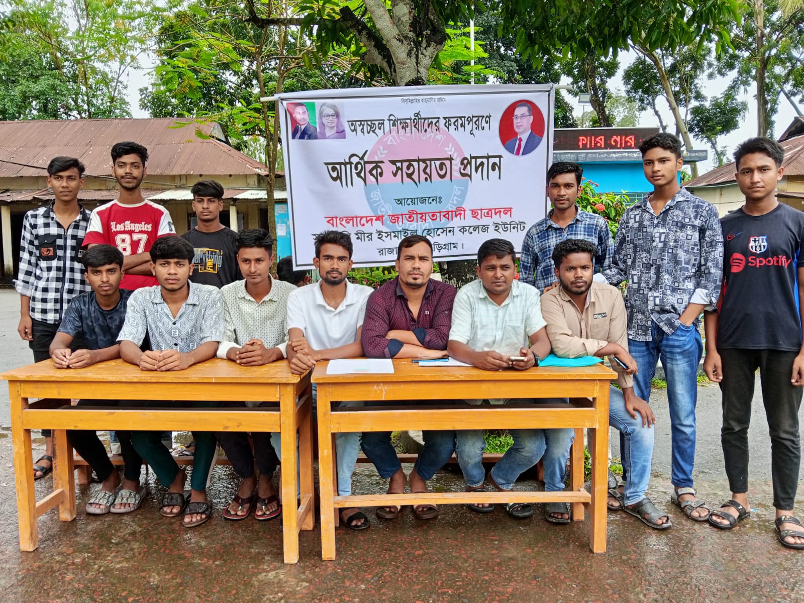 আর্থিকভাবে অসচ্ছল শিক্ষার্থীদের পাশে রাজারহাট সরকারি মীর ইসমাঈল কলেজ ছাত্রদল