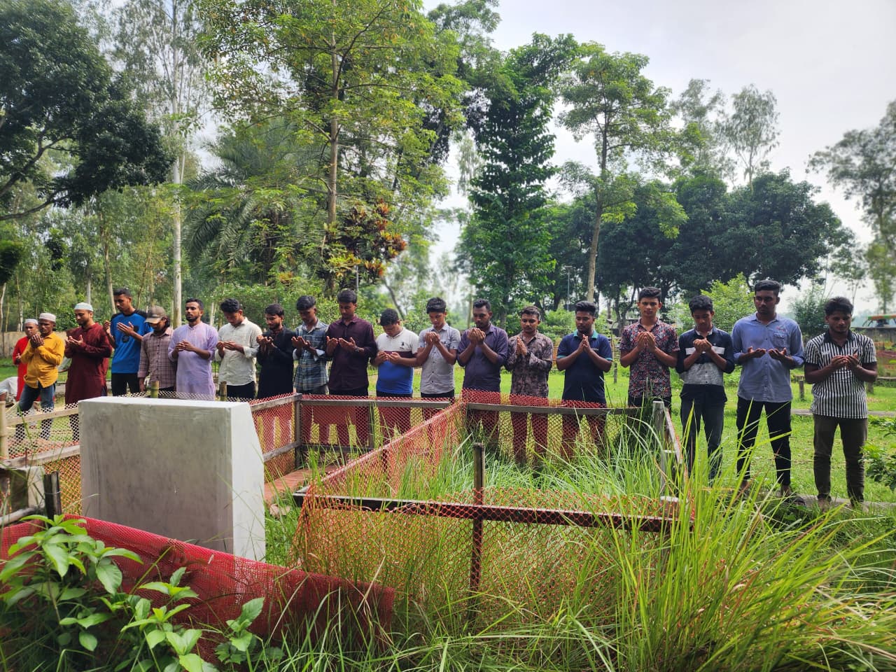 জুলাই গণঅভ্যুত্থানের শহীদ রায়হান এর কবর জিয়ারতের মাধ্যমে আনুষ্ঠানিকভাবে কার্যক্রম শুরু করলো, বাংলাদেশ গণতান্ত্রিক ছাত্রসংসদ, উলিপুর উপজেলা শাখা