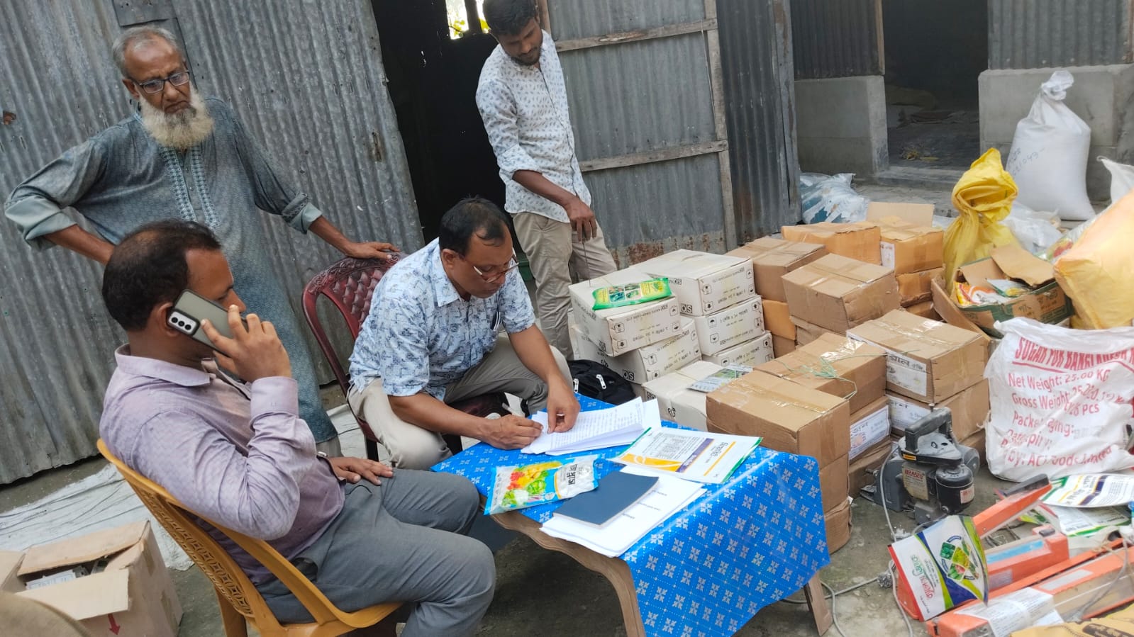 উলিপুরে নকল সার ও কীটনাশক প্রস্তুত করায় ভ্রাম্যমান আদালতে এক লক্ষ টাকা জরিমানা