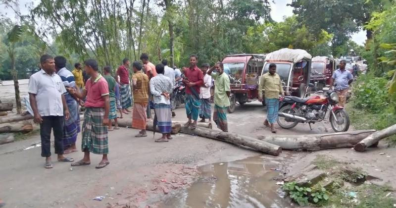 সার সংকটে কৃষকদের সড়ক অবরোধ, অভিযোগ সরকারি গুদামে মজুদ থাকলেও বাজারে নেই