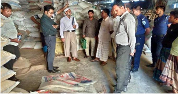 ভূরুঙ্গামারীতে পলিথিন মোড়ক ব্যবহার করায় দুই প্রতিষ্ঠানকে জরিমানা