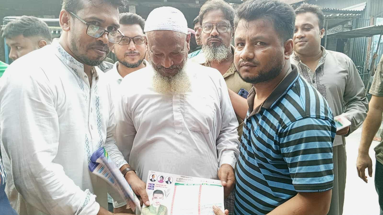 রাজারহাটে তারেক রহমানের ৩১ দফা প্রচারে ছাত্রদল নেতার গণসংযোগ