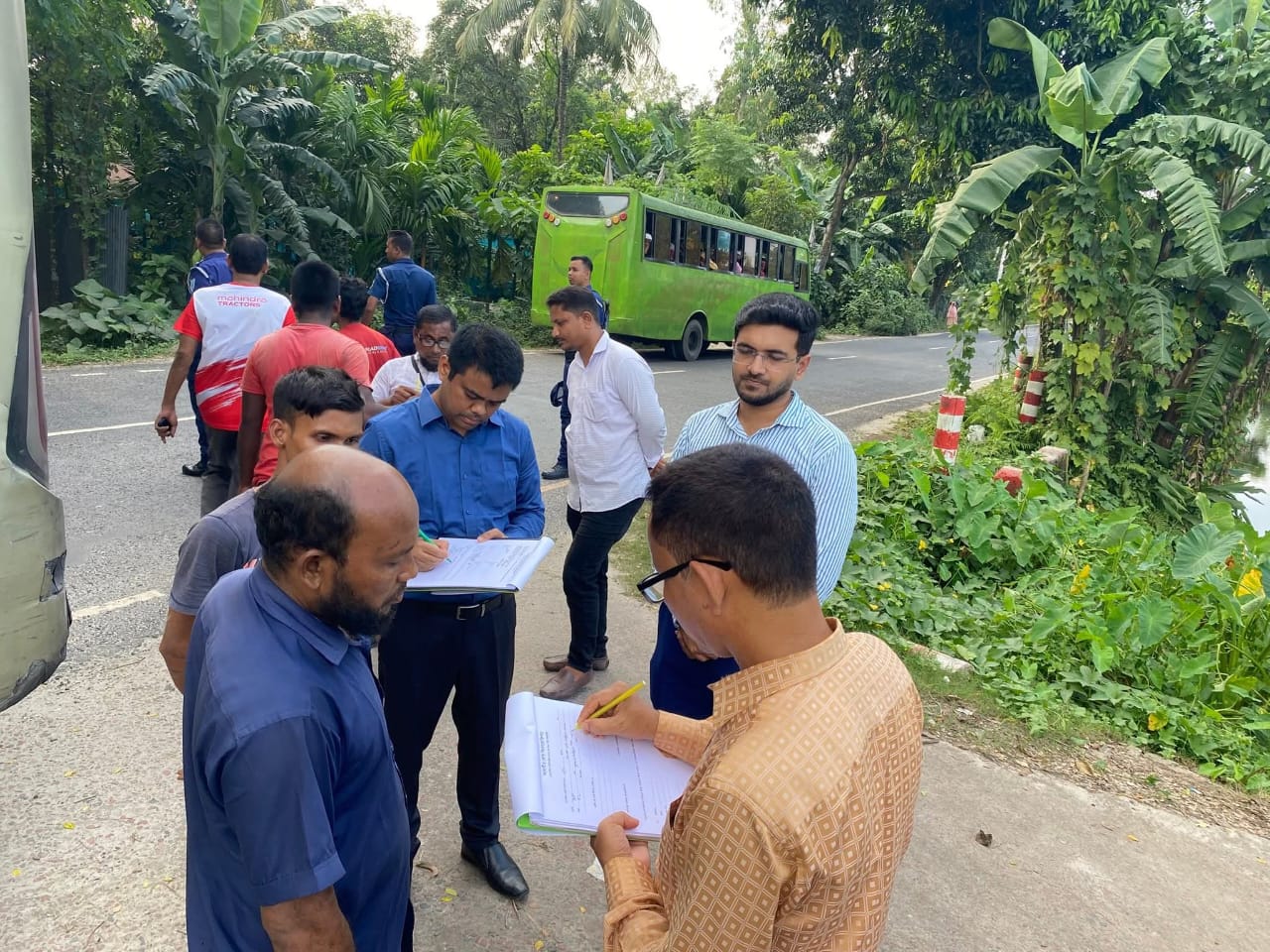 আজ কুড়িগ্রাম সদরের ত্রিমোহনী বাজার সংলগ্ন কুড়িগ্রাম টু রংপুর মহাসড়কে যানবাহনে নিষিদ্ধ হাইড্রোলিক হর্ন ব্যবহারের বিরুদ্ধে ভ্রাম্যমান আদালত পরিচালনা করে ০২ টি বাসের ড্রাইভারকে মোট ২০০০ টাকা জরিমানা ধার্যপূর্বক আদায় এবং ০৩টি হাইড্রোলিক হর্ণ জব্দ করা হয়। এসময় উপস্থিত ছিলেন, রেজাউল করীম সহকারী পরিচালক পরিবেশ অধিদপ্তর, কুড়িগ্রাম