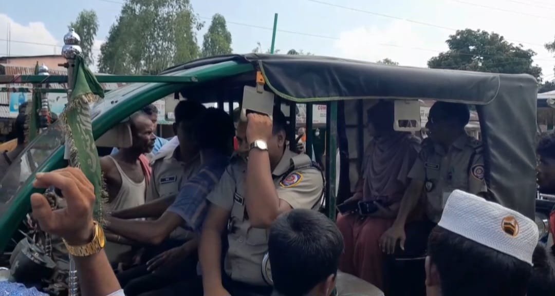 মাদক না পেয়ে টাকা ছিনতাইয়ের চেষ্টা, জনরোষে আটক মাদকদ্রব্য কর্মকর্তারা