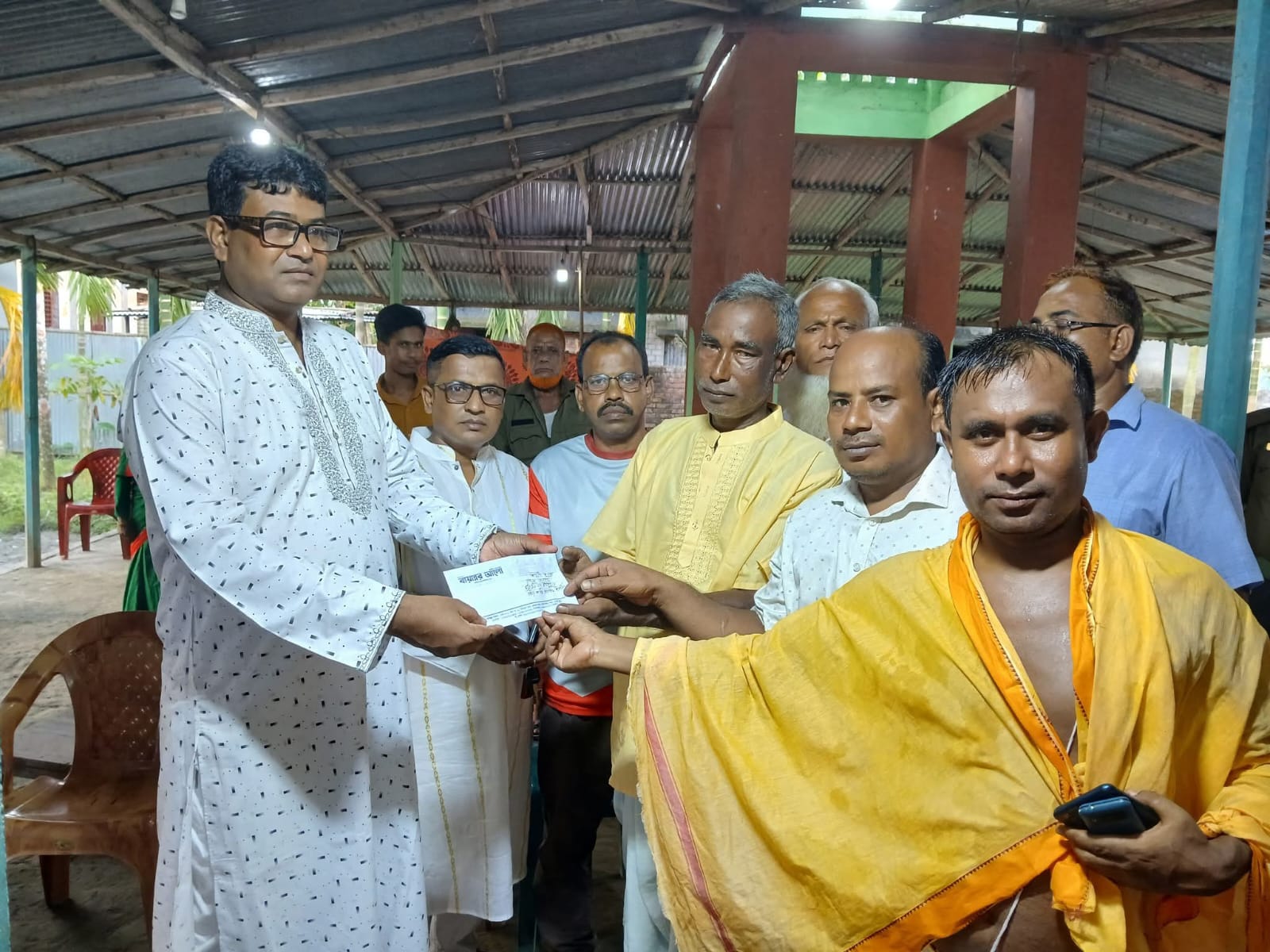 উলিপুরের সনাতনী সম্প্রদায়ের দুর্গা উৎসব উলপক্ষে জাপার প্রার্থীর শুভেচ্ছা বিনিময় ও আর্থিক অনুদান প্রদান