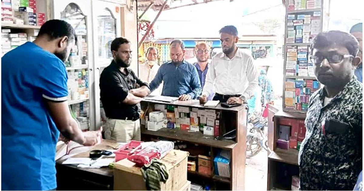 রাজারহাটে মোবাইল কোর্টে পাঁচ ফার্মেসিকে জরিমানা
