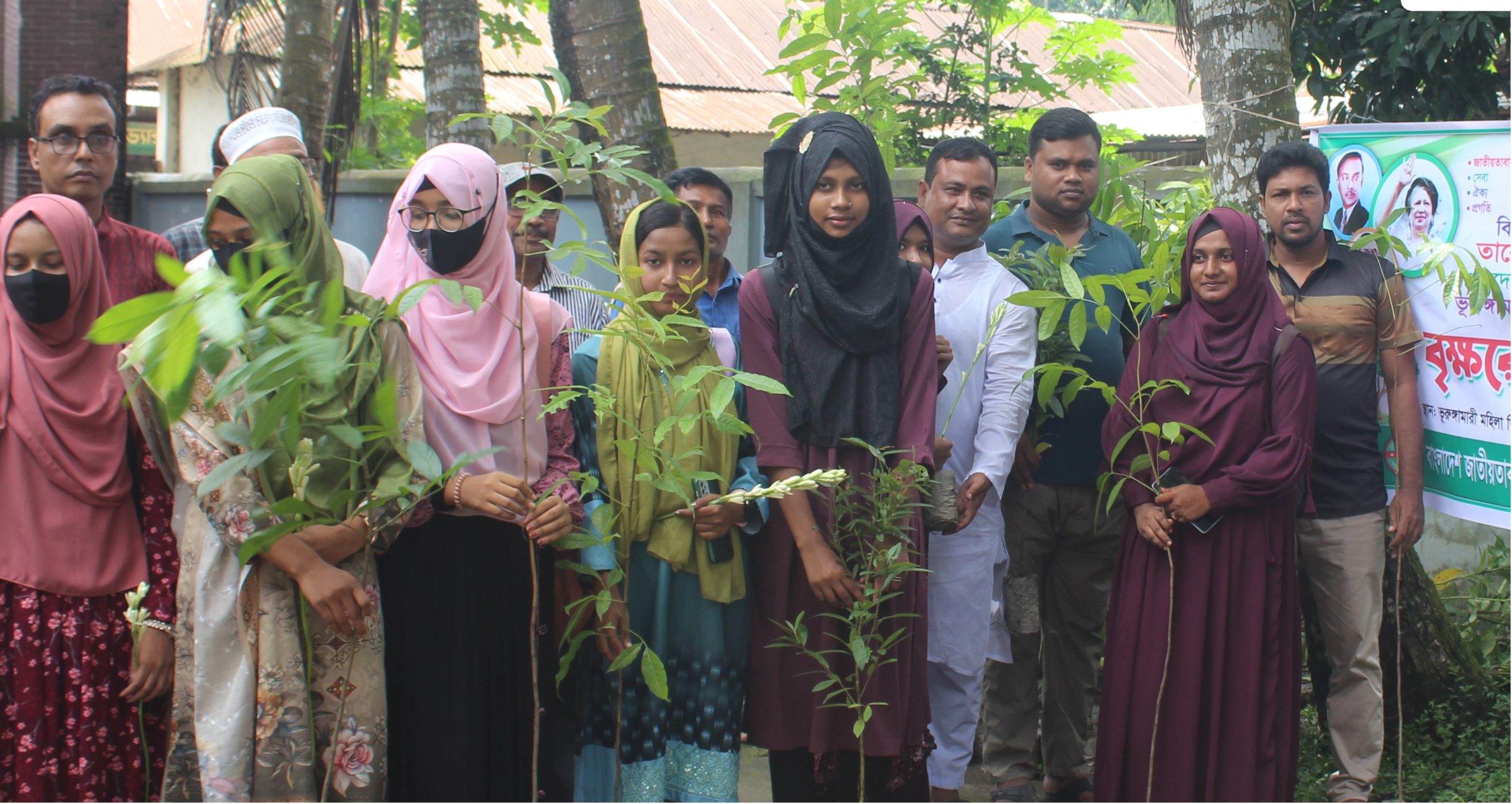 ভুরুঙ্গামারী মহিলা কলেজে নবীনদের গাছ দিয়ে বরণ করলো উপজেলা স্বেচ্ছাসেবক দল