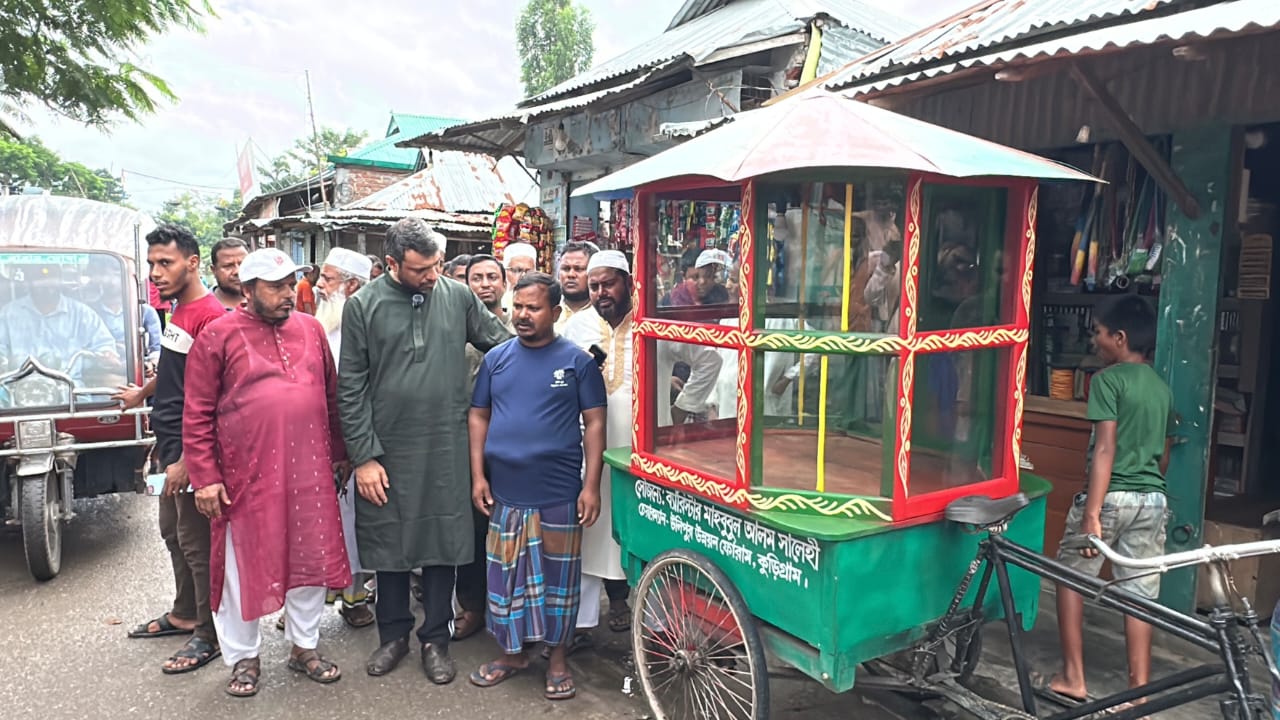 উলিপুরে উদ্যোক্তাকে ফুডকার্ট প্রদান ব্যারিস্টার সালেহীর
