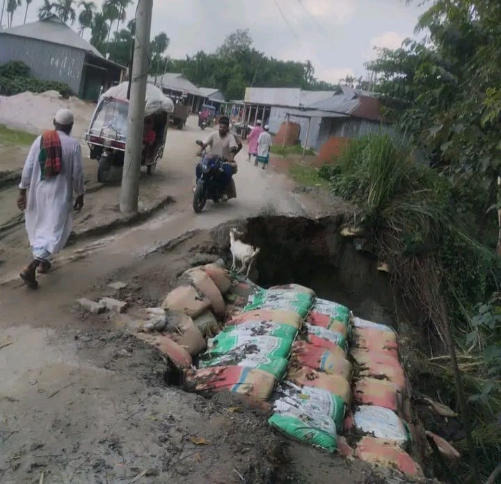 ভূরুঙ্গামারীতে প্রধান সড়কের মাঝখানে বিপজ্জনকভাবে দাঁড়িয়ে বিদ্যুতের খুঁটি