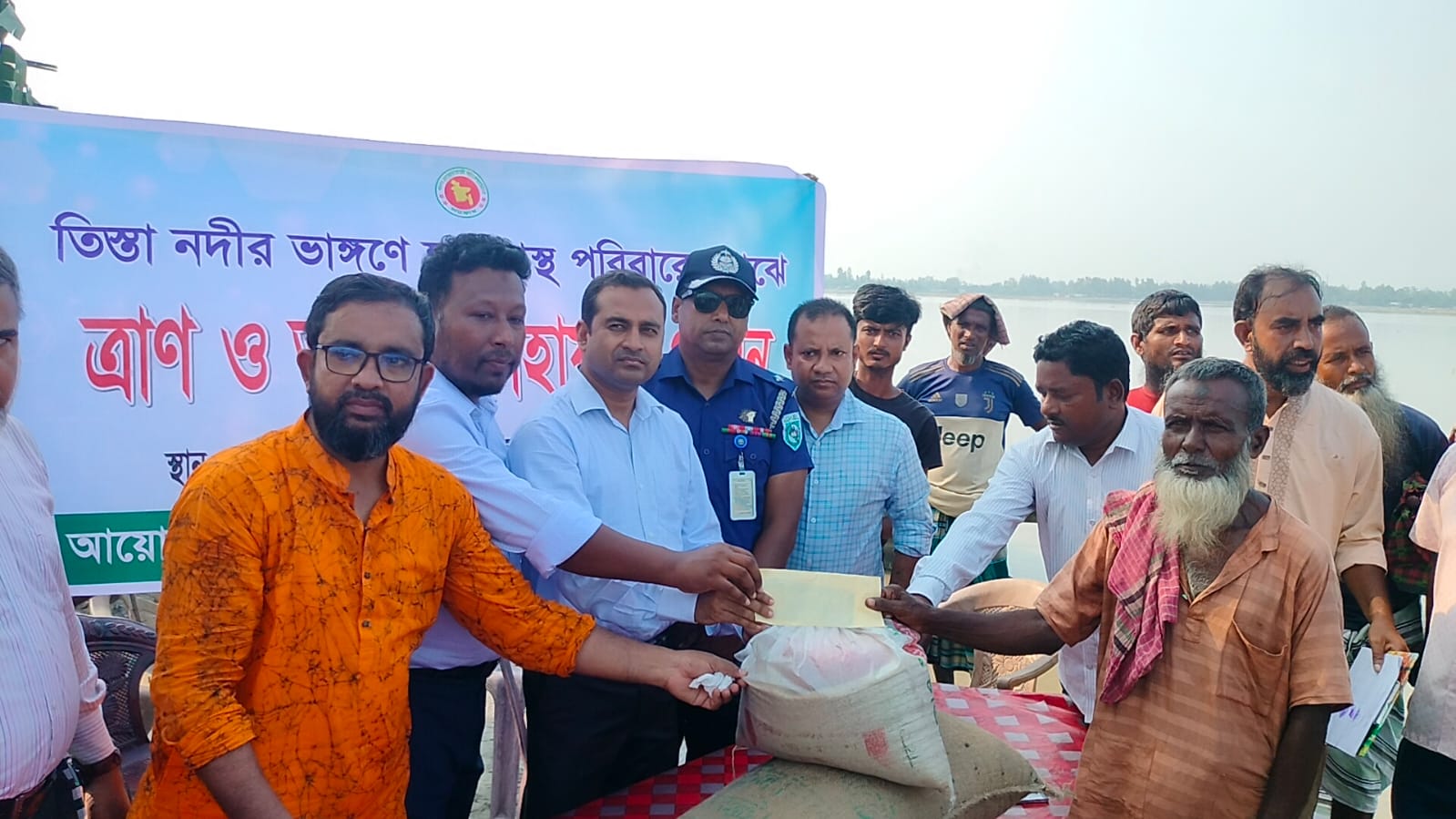 রাজারহাটে তিস্তার ভাঙ্গনে সর্বশান্ত পরিবারে নগদ অর্থ সহায়তা প্রদান