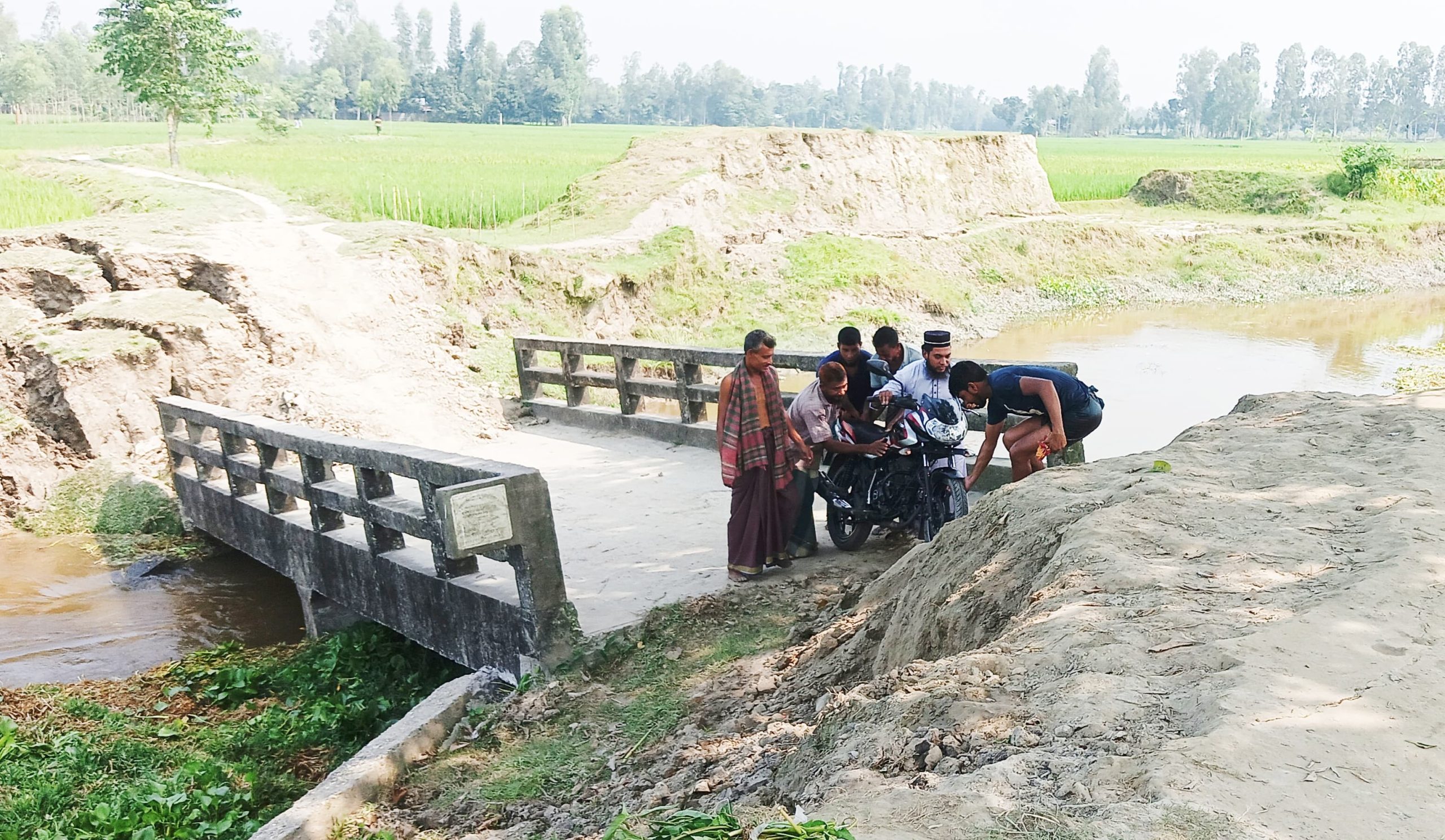 উলিপুরে দেবে যাওয়া ব্রিজে ঝুকি নিয়ে চলাচল, দুর্ভোগ চরমে