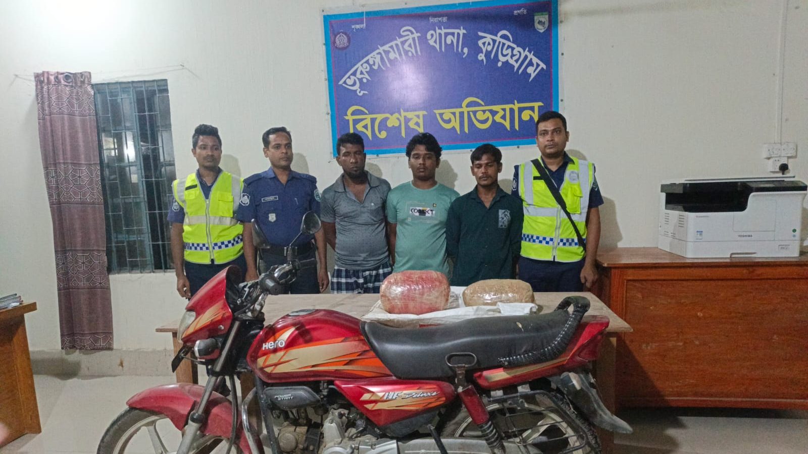 ভূরুঙ্গামারীতে ৬ কেজি ভারতীয় গাঁজাসহ শ্বশুর-জামাই ও ভাগ্নে গ্রেফতার