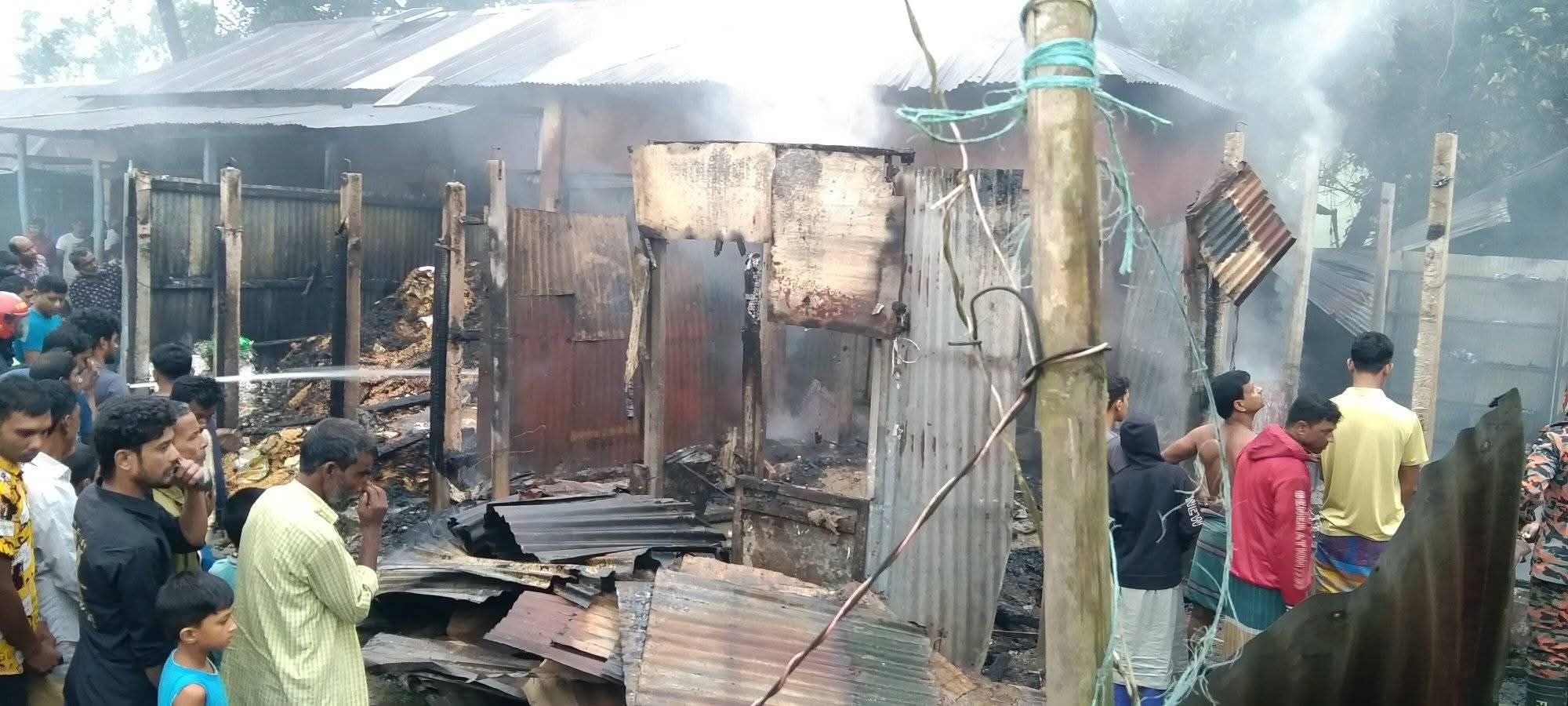 নাগেশ্বরীর কচাকাটা বাজারে আগুন, ব্যবসায়ীদের অর্ধ কোটি টাকার ক্ষতির আশঙ্কা