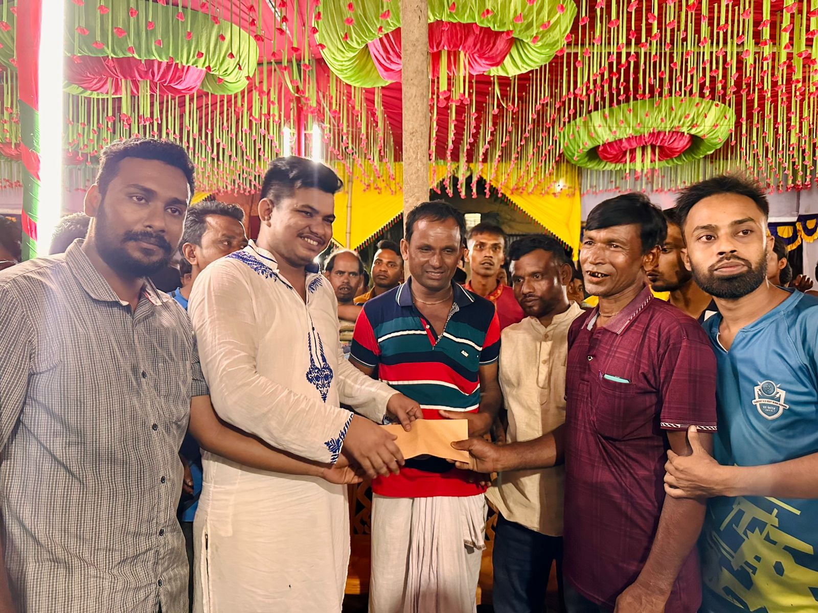 পূজামণ্ডপ ঘুরে ঘুরে শুভেচ্ছা বিনিময় করেন ছাত্রদল নেতা মানিক