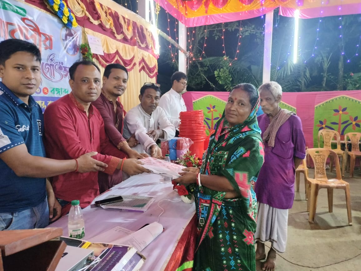 কুড়িগ্রাম জেলা বিএনপির সদস্য সচিব আলহাজ্ব সোহেল হোসনাইন কায়কোবাদের পক্ষ থেকে এবং স্থানীয় পূজা উদযাপন ফ্রন্ট ও হিন্দু বৌদ্ধ খ্রিস্টান কল্যাণ ফ্রন্টের সহযোগিতায় হতদরিদ্র ও অসহায়দের মাঝে বস্ত্র বিতরণ