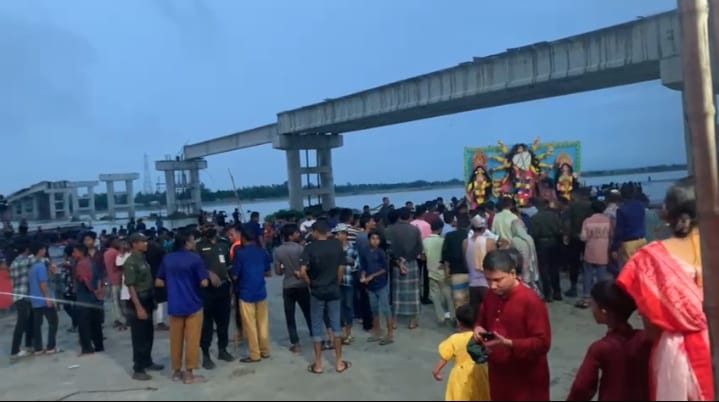 প্রতিমার বিসর্জনের মাধ্যমে শান্তিপূর্ণভাবে সম্পন্ন হলো ভূরুঙ্গামারী উপজেলার শারদীয়া দুর্গাপূজা উৎসব