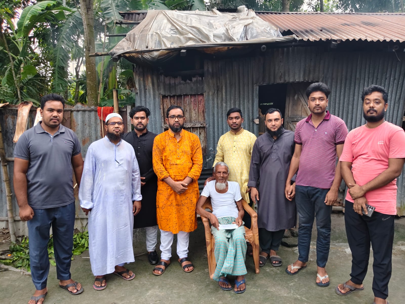 শতবর্ষী বৃদ্ধের পাশে ‘পথের আলো’, চিকিৎসা সহায়তা ও মানবতার অনন্য দৃষ্টান্ত