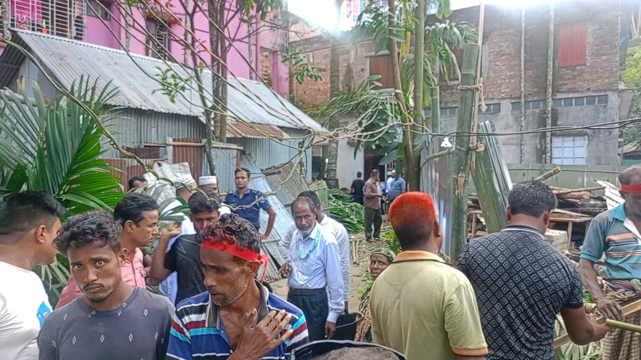১৭ বছরের লড়াই শেষে ঢোল পিটিয়ে জমি ফিরে পেলেন তহমিনা বেগম